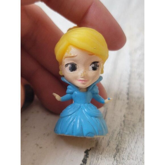 Disney mini rubber Cinderella princess toy figure - Picture 2 of 5